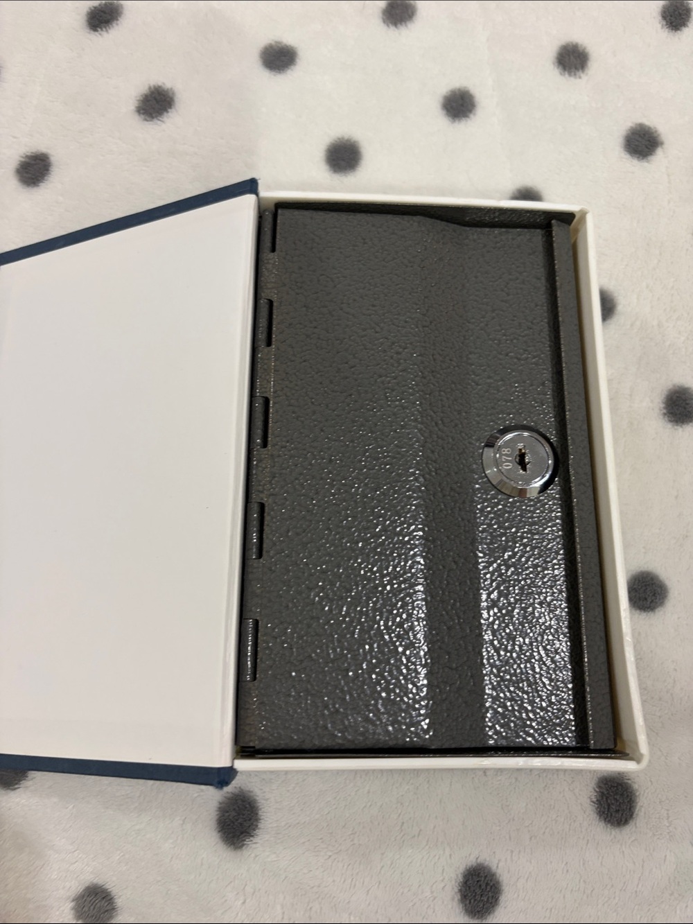 The New English Dictionary Hardcover in Deep Blue - money case